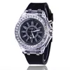 Armbandsur som säljer modefrämjande Genève Led Light Men Quartz titta på damer kvinnor silikon armbandsur relogio feminino relojeswristwatch