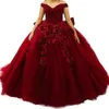 Abiti da principessa Quinceanera con fiori rosso scuro con grande fiocco sul retro Abito da ballo con paillettes floreali 3D con glitter e spalle scoperte Dolce 15 16 anni Abito da festa formale