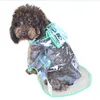 Les vêtements pour chiens habillent la lumière imperméable transparente d'imperméable belle petite avec le capot