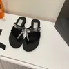 Kvinnor Lyxiga tofflor Designer sommar damer glider designer diamantkedja platt strand skor mode flip flops sandal storlek 35-41