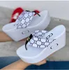 2022 مصمم جديد للنساء صندل مع مزدوج مصغرة G Rubber Sole Logo Buckle Foam Foam Runners Leather Classical Show Style Package Close حجم كبير 36-43