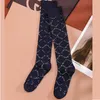 Frauen Marke Socke Mode Elegante Hip Hop Bein Socken für Mädchen Dame Kniehohe Design Voll Brief Drucken Strumpf Streetwear322Y