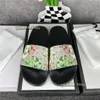 Uomo Donna Pantofole in pelle Sandali Moda Casa Pantofola Bagno Sandali con fiori di fragola Scarpe Donna Infradito Sandalo donna di lusso Ciabatte estive