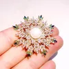 Designer Women Pearl Brooch Snowflake Suit Brooches for Woman Zircon Lady Flower Pins Vintage Elegant Luxury Bride Dress Pins Button Pin Fashion Scarf Buckle