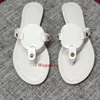 Zapatillas de verano para mujeres diseñadoras diapositivas toboganes huecos de cuero pisos pisos de tacones bajos sandalias blancas blancas grises gris zapatos casuales al aire libre
