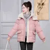 Nuovo 2022 donne giacca corta invernale di spessore con cappuccio in cotone imbottito cappotti femminile coreano allentato piumino Parka signore oversize Outwear L220730