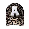 Gorro deportivo con estampado de leopardo y cola de caballo para mujer, gorro de béisbol con 26 letras en inglés del alfabeto, gorras con apliques de toalla Terry, gorro 300 Uds DAW455