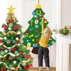 クリスマスの装飾は装飾品と一緒に木を感じました