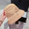 Carta Sombrero de paja Diseñadores Hombres Mujeres Sombrero de cubo Sombreros equipados Moda Tejido a mano Sombrero para el sol Mujeres Lujo Verano Playa al aire libre Sombreros Base2342