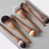 Le maquillage de poignée en bois balaye la brosse lâche de base de fard à joues de poudre avec les cheveux mous