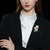 Tasarımcı Kadınlar Inci Broş Takım Elbise Broşlar Kadın Zirkon Bayan Yaprak Pins Vintage Zarif Lüks Elbise Çiçek Pins Düğme Pin Moda Eşarp Toka