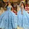 2022 섹시 볼 가운 Quinceanera 드레스 밝은 파란색 레이스 아플리크 구슬 손으로 만든 3D 꽃 달콤한 드레스 15 년 동안 무도회 파티 대회 가운 어깨 C0623W03