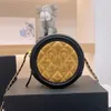 Klassiska kvinnor Runda sminkväskor Mode Quiltat Läder Kalvskinn Matelass Guld Folie Kedja Crossbody-väska Toppkvalitet Kosmetisk Lyx Designer Circle Axelväska