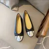 Klassisk designer klänningskor sommar 100% cowhide högkvalitativ ny balettlägenheter dansskor mode kvinnor svart platt båt sko sandal läder läder lata loafers med låda