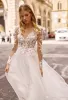 2022 Berta Beach Abiti da sposa scollo a V maniche lunghe lombare abito da sposa in pizzo Backless alta Split Ruffle Sweep Train Robes De