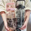 Garrafa de água de 2 litros com palha jarro feminino meninas portáteis garrafas de viagem de fitness bike taça verão jarro de água fria com tempo marcador 220307