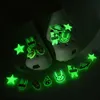 MOQ 50pcs fluorescente 2d PVC Croc Jibz Fashion Patrón de dibujos animados Glow in the Dark Shoe Charms Heblas Accesorios de calzado luminoso Decoraciones Fit Sandals