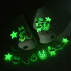 MOQ 50PCS Fluorescent 2D pvc croc JIBZ motif de dessin animé de mode Glow in the dark chaussures breloques boucles Lumineux sabot chaussure accessoires décorations fit sandales