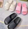 Высококачественные женские тапочки буквы роскошные толстые резиновые сандалии летнее модное комфорт мягкий пляж-дизайнер на открытом воздухе на открытом воздухе сандалия