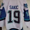 C26 Nik1 40Quebec Nordiques #19 Joe Sakic Weiß Blau Nik1 Tage Herren-Eishockey-Trikot, benutzerdefinierter Code, Größe S-4XL