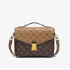 Luxurys designers väskor mode kvinnokroppar väskor koppling axel väska brev handväska handväska messengertotes plånbok väska