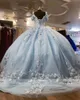 2022 Sexy Charming Baby Blue Quinceanera Kleider Schulterfrei Spitze Applikationen Kristallperlen 3D Blumen Blumen Ballkleid Puffy Tüll Plus Size Party Prom Abendkleider