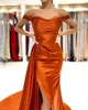 Выкл от плеча сплит с высокими сексуальными апельсиновыми выпускными платьями 2022 Кепка плюс размер Пара вечерние платья BC11177 06157278752