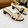 2022 Chinelos de Mulheres Brown Sandálias de Couro Bomba Slingback 4.5cm sapatos de salto são apresentados em flor clássica