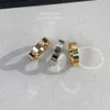 El material de oro V dorado de 18k 3.6 mm nunca se desvanecerá el anillo estrecho sin diamantes Reproducciones oficiales de la marca de lujo con los anillos de la pareja de la caja de mostrador un regalo exquisito