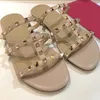 2022 Summer Zapatos Mujer Color Spiked Gladiator Flat Slippers läder Womens Sandaler Stones Patted Flip Flops Sandal Big Size Designer Lady Shoes 35-41