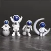 1pc Resina Figura Statua Figurine Spaceman Scultura Eonal Giocattoli Desktop Decorazione Della Casa Astronauta Modello Per Bambini Regalo 220622