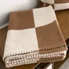 Designer Decken Buchstaben Kaschmire Wolle Schal Schal tragbares warmes Sofa Bett Fleece Strickwurf 130x180 cm Spring Autum284W
