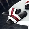 مخطط العلامة التجارية مصمم الأزواج Slippers الأحذية الجلدية الصيف الأحذية أزياء الشرائح للرجال الرجال في الهواء الطلق مسطحة الصنادل البغال G220526