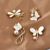 Ny mode naturlig pärlafjäril blommor brosch kvinnor söt högkvalitativ slända broscher stift kläd dam smycken dekorativa tillbehör