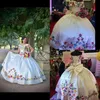 Nieuwe witte satijn geborduurde quinceanera jurken Mexicaanse thema vestidos de novia off the shoulder boog corset rug zoete 15 jurk prom baljurken