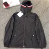 フランスの高級ブランドのウインドブレーカーメンズフード付きジャケット軽量日焼け防止服春と夏のジャケット袖アーム NFC 機能