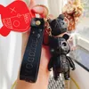 Ключевые кольца бренда Cartoon Half Skull Bearge Bear Bear Caychain Fashion Animal Keyring автомобиль ключевые цепочки держатель держателя сумки подвесной шарм ключ для M4166540