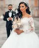 Vintage czyste sukienki v szyja puszysty koronkowy aplikacja z koralikami biała długie rękawy arabskie suknie ślubne szatę de mariage bc