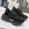 Scarpe da donna da uomo Sneakers nere Pelle di vitello Neoprene Suede Sneakers alte e basse audaci Ritagli di contorno sulla suola Scritta in rilievo con pannello argento