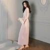 Hoge kwaliteit dames pyjama robe veer manchet sleure luxe stijl zijde zoals casual homewear nachthemd