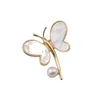 New Moda Natural Pearl Butterfly Flower Broche Women fofinho de alta qualidade Dragonfly Broches Pins Roupas Lady Jóias Acessórios decorativos