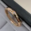 Jeden diamentowy klasyczny styl 18 -krotnie złotą obrączkę para pierścionka nigdy nie zanikaj luksusowa marka oficjalna replika z pudełkiem Wykwintny prezent hipoalergiczny pierścienie rozmiar US