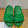 Met doos slippers waterkant in reliëf muilezel rubberglijbaan strand sandalen mannen vrouwen wit oranje zwart groene olijf zomerschoenen sneakers