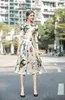女性用滑走路ドレスが襟を倒す3/4スリーブ印刷されたハイストリートファッションドレスとベルト