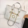 Borse da donna di lusso Designer da spiaggia Ch Lettera in metallo Distintivo Tote Borsa da sera Piccolo mini corpo in pelle Portafoglio a catena grande Zaino presa di fabbrica 55% di sconto sulla vendita X9A3