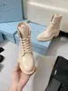 2023 Designer de luxo feminino Botas de tornozelo de couro e botas de tecido de nylon Booties Moda Biker Australia Sneakers Tamanho 35-40