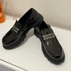 디자이너 여성 검은 신발 특허 가죽 플랫폼 단독 둥근 발가락 로퍼 상자가있는 골드 문자 장식