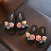 Nieuwe stijl Summer Baby Slipper schattige cartoonbeer sandalen mode ouder en kindermoeder dochter strand kind slippers anti-slip G220523