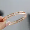 Europe America Fashion Style Men Lady Women Titanium Steel Hollow Out Graved B Initialer Bangle Armband 3 Color313w
