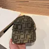 Halsdukar sätter boll mössor lyxiga desingers brev baseball cap kvinna mössor manempty broderi sol hattar mode fritid design block hatt 7 färger broderade tvättade